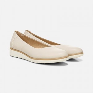 Naturalizer Women's SOUL Idea Ballet Flats Cream XV28-6948O4